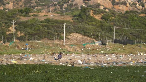 Lokale-Vietnamesen-Sammeln-Müll-An-Der-Meeresküste