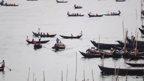 Lapso-De-Tiempo-De-Muchos-Botes-Pequeños-En-El-Río-Buriganga-En-Bangladesh