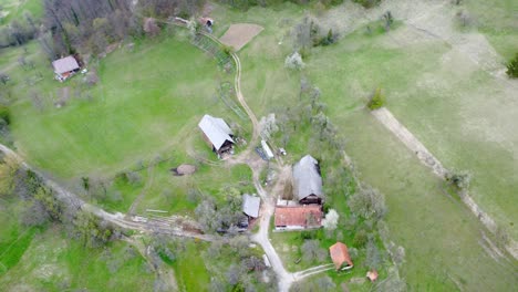 Vista-Aérea-De-Drones-De-Casas-Rurales-En-Eslovenia