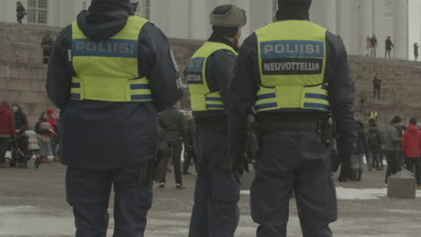 Agentes-De-Policía-Custodian-Una-Manifestación-De-Protesta-Frente-A-La-Catedral-De-Helsinki