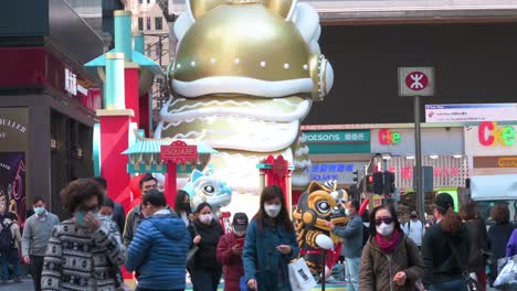 Fußgänger,-Die-An-Dekorativen-Displayfiguren-Zum-Thema-Chinesisches-Neujahrsfest-Der-Straßenkunst-Vorbeigehen,-Während-Sich-Die-Bürger-Auf-Die-Festlichkeiten-In-Hongkong-Vorbereiten