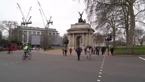 People-cross-the-road-towards-Wellington-Arch-in-central-London,-UK