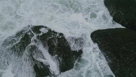 Starke-Wellen-Und-Raues,-Gefährliches-Meer,-Luftaufnahme,-Nahaufnahme-Von-Wellen-Und-Felsen