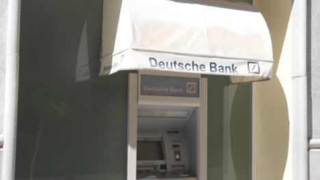 Geldautomat-An-Der-Fassade-Einer-Deutschen-Bank