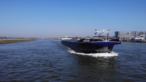 Schiff-Yemaya-Frachtschiff-Segelt-Unter-Der-Wehenden-Flagge-Der-Niederlande-Im-Noord-River-Mit-Stadtbild-Im-Hintergrund