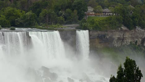 Landschaftsansicht-Der-Niagarafälle,-Kraftvolles-Wasser,-Das-Den-Wasserfall-Hinunterfließt-Und-Dampf-Erzeugt,-An-Einem-Launischen-Tag