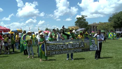 Una-Pancarta-Sostenida-Por-Partidarios-De-Derecha-Del-Dictador-Militar-Presidente-Jair-Bolsonaro-En-Un-Mitin-Público