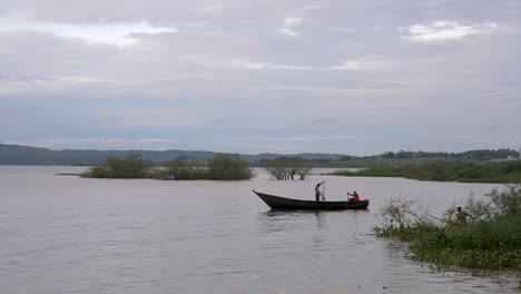 Los-Pescadores-Locales-Echan-Sus-Redes-En-El-Lago-Victoria-En-áfrica