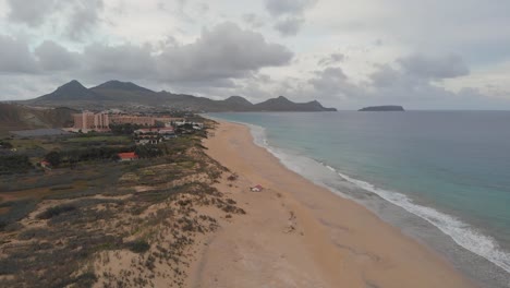 Vista-Panorámica-Aérea-De-La-Playa-De-Matadouro-En-Portugal-Durante-El-Día