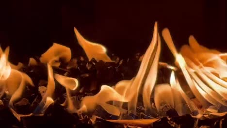 Gasfeuerstelle-Mit-Tanzenden-Flammen