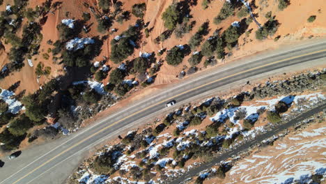Vista-Aérea-De-Los-Automóviles-A-Lo-Largo-De-La-Ruta-12-A-Través-Del-Pintoresco-Cañón-Rojo-Y-El-Bosque-Nacional-Dixie-Cerca-Del-Parque-Nacional-Bryce-Canyon,-Utah