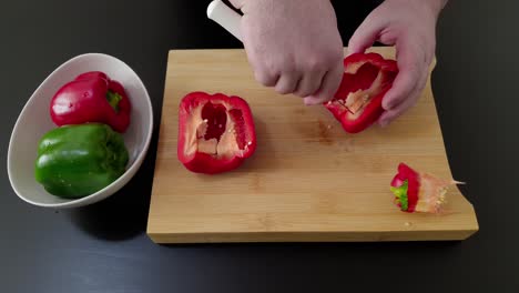 Die-Hand-Des-Küchenchefs-Schneidet-Und-Reinigt-Rote-Paprika