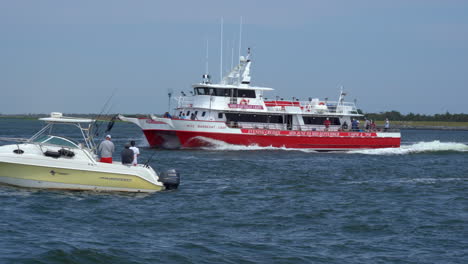 Barnegat,-New-Jersey---August-14,-2020:-A-fishing-boat-with-people-fishing-on-the-Barnegat-Inlet