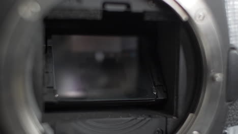 Extreme-Nahaufnahme-Des-DSLR-Kameraspiegels