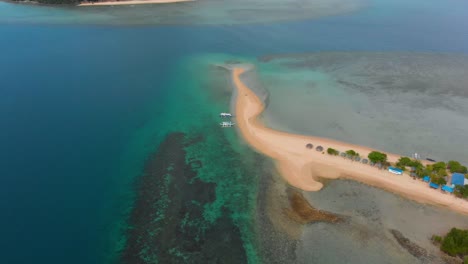 POV-Einer-Malerischen-Sandbankinsel-Mit-Türkisfarbenem-Wasser