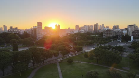 Ausleger-Einer-Stahlskulptur-Von-Floralis-Generica-Mit-Recoleta-Gebäuden-Im-Hintergrund-Bei-Sonnenuntergang,-Buenos-Aires