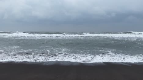 Mares-Tormentosos-De-La-Playa-De-Arena-Negra-En-La-Isla-De-Indonesia---Estática