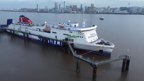 Stena-Line-Frachtschiff-Schiff-Lädt-Frachtsendung-Vom-Wirral-Terminal-Liverpool-Luftaufnahme-über-Die-Skyline-Der-Stadt-Umlaufbahn-Links