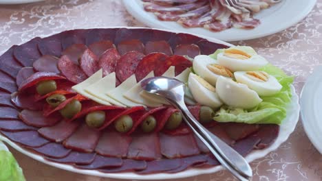 Tray-with-cured-meat-products