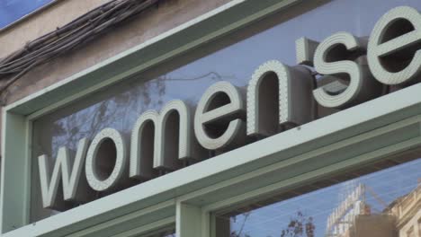 Women&#39;s-Secret-Logo-Am-Eingang-Eines-Einzelhandelsgeschäfts