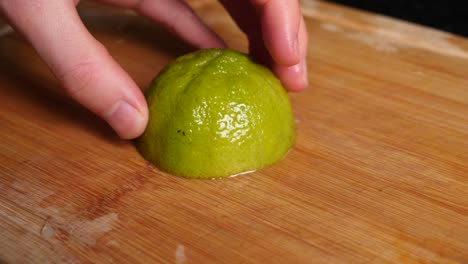 Chef-hands-cutting-a-half-lemon-into-quarters-and-wiggles-it-in-his-hand