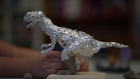 Dinosaur-Art-done-in-Tinfoil.-Slow-motion