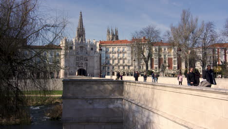 Arco-Santa-Maria-Y-Puente-De-Santa-Maria,-Burgos,-España,-Tiro-Ancho-En-Cámara-Lenta
