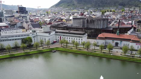 Kode-Art-Gallery-In-Bergen-–-Luftaufnahme-Mit-Grieghallen-Im-Hintergrund