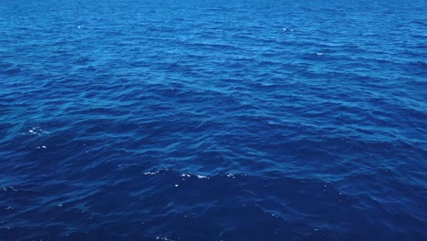 Reisen-über-Ruhiges-Blaues-Meer,-Hintergrundszene