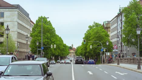 Zeitraffer-Des-Straßenverkehrs-Im-Sommer-In-Der-Münchner-Innenstadt