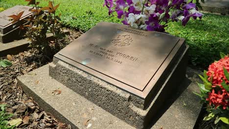 Toma-Estática-Hd-Del-Cementerio-Conmemorativo-De-La-Segunda-Guerra-Mundial-Con-Lápidas-De-Prisioneros-De-Guerra-En-Un-Cementerio-Pacífico-En-Kanchanaburi,-Tailandia