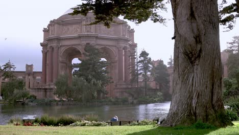 Person-sitting-on-the-bench,-enjoying-the-view-of-the-Palace-of-Fine-Arts