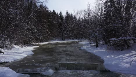 Bach-Fließt-Im-Winter-Durch-Den-Wald-Mit-Wasserfall