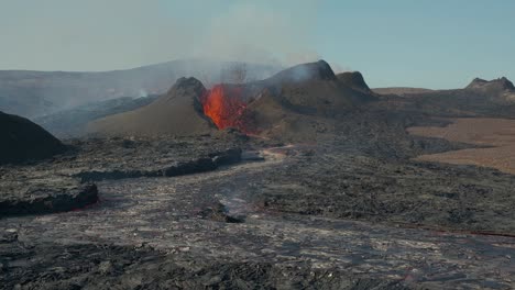 Volcán-En-Erupción-De-Magma-Y-Río-De-Lava-A-La-Luz-Del-Día,-Islandia