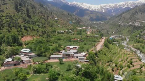 Luftaufnahme-Des-Swat-Tals-Mit-Der-Rechten-Schwenkansicht-Des-Swat-Flusses-In-Pakistan