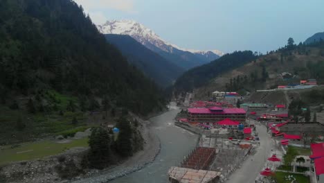 Luftaufnahme-Des-New-Honey-Moon-Hotels-Am-Swat-River-In-Kalam-In-Pakistan