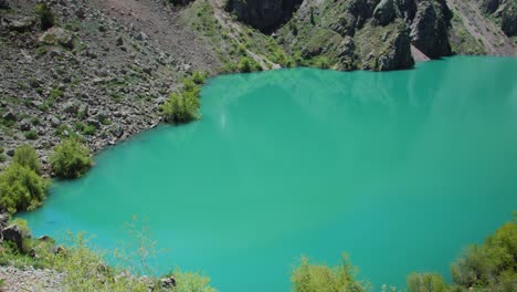 Lago-De-Montaña-De-Color-Verde-Y-Azul-Urungach-Y-Rocas