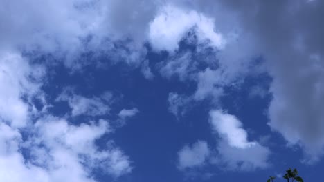 Tagsüber-Bildeten-Sich-Am-Blauen-Himmel-Kumuluswolken