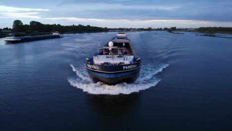 Barcaza-Interior-De-Panerai-Navegando-A-Través-Del-Viejo-Río-Maas-En-Barendrecht-Países-Bajos