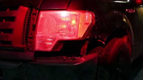 Polizeilicht-Blinkt-Nach-Einem-Unfall-An-Einem-Beschädigten-Pickup-Truck-Radkasten