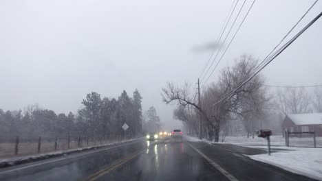 Imágenes-Pov-De-Conducción-En-El-Campo-De-Boulder,-Colorado-Durante-Una-Tormenta-De-Nieve