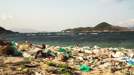 Phu-Hung-beach-polluted-by-trash-from-fish-farm-on-Binh-Hung-island,-Vietnam