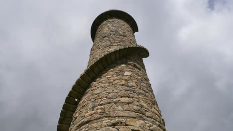 Histórica-Torre-De-Minas-De-Plomo-Ballycorus-Con-Escalera-Contra-El-Cielo-Sombrío-En-El-Parque-Carrickgollogan-Cerca-De-Kilternan-En-El-Condado-De-Dublín,-Irlanda