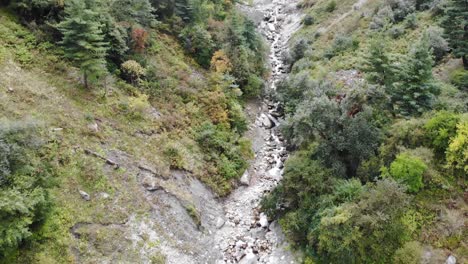 Turistas-Cruzando-El-Puente-Colgante-En-El-Valle-Dentro-Del-Circuito-De-Annapurna-En-Nepal