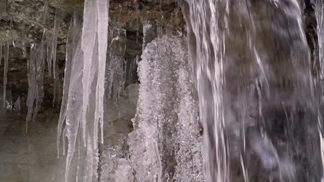 Nahaufnahme-Eines-Eisigen-Wasserfalls-Im-Winter