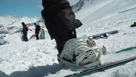 Snowboarder-Schnallt-Sich-An.-Snowboardbindungen-Schließen