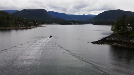 Luftaufnahme,-Die-Einem-Boot-In-Richtung-Pender-Harbour-In-British-Columbia-Folgt