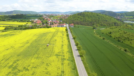 Traktor-Mit-Pestizidspritze-Fährt-In-Einem-Riesigen-Rapsfeld