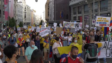 Riesiger-Protest-Auf-Der-Gran-Via-Madrid-Gegen-Die-Kolumbianische-Regierung