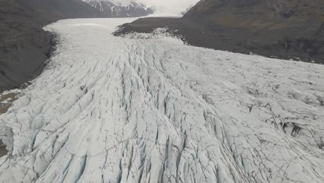La-Lengua-Del-Glaciar-Svinafellsjokull-Y-La-Montaña-En-El-Fondo,-Islandia